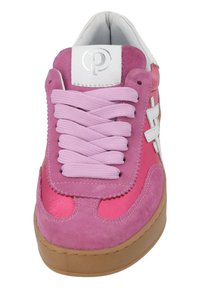 Sneaker in suede rosa con linguetta imbottita, dettagli di branding bianchi, lacci rosa e suola in gomma. Dettagli della superficie liscia e testurizzata.