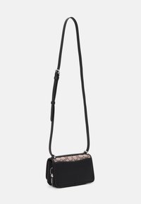 Svart crossbody-väska med en texturerad ovandel i ormskinnsmönster, platt design, avtagbar axelrem och detaljer i silverfärgad metall.