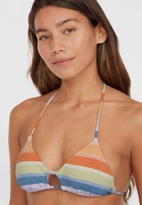 Gestreepte bikini top met pasteltinten, driehoekige cups en een uitsparing in het midden. Gemaakt van textiel voor zwemkleding met verstelbare koordjes.