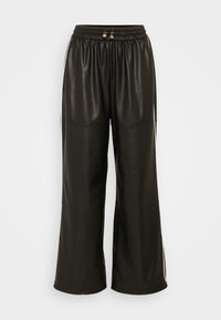 Pantalones de cuero sintético negros de pierna ancha con cinturilla elástica, que presentan detalles en dorado, rayas laterales blancas y paneles cosidos.