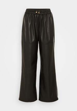 Pantaloni wide-leg neri in finta pelle con vita elasticizzata, dotati di accessori in metallo dorato, strisce laterali bianche e dettagli a pannello cuciti.