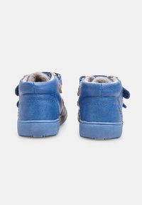 Sneaker blu a metà altezza realizzati in pelle e gomma, dotati di cinturini in velcro, morbido rivestimento interno e suole testurizzate per una buona trazione.