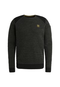 Donkergrijze gebreide trui met zwarte schouderpatches, geribbelde manchetten en onderrand, en een klein geel vierkant logo op de borst.
