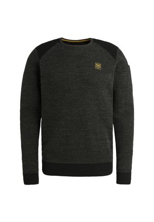 Tmavošedý pletený sveter s čiernymi ramennými nášivkami, rebrovanými manžetami a lemovaním, a malým žltým štvorcovým logom na hrudi.