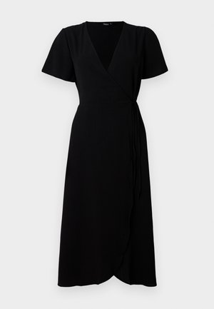 Robe noire portefeuille à manches courtes, décolleté en V, ceinture à la taille et jupe longue. Tissu lisse avec une texture subtile.
