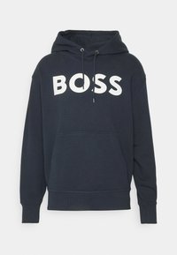 Námořnická modrá mikina s kapucí a přední kapsou, s bílým textem "BOSS" přes hruď, obsahuje šňůrky na kapuci.
