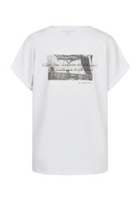 Weißes T-Shirt mit kurzen Ärmeln, das auf der Rückseite einen rechteckigen Grafikdruck mit einer Naturszene und geschwungener Schrift zeigt. Weicher Stoff, lockere Passform.