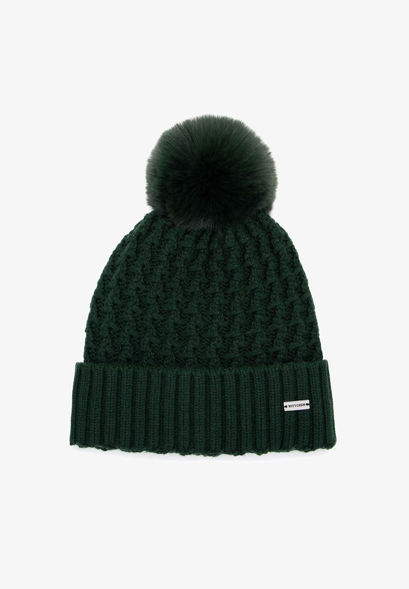 Groene gebreide muts met een textuurpatroon en een pluizige pompon bovenop. Voorzien van een geribbelde omslag en een klein label met merklogo.