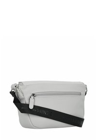 Borsa a tracolla in pelle grigia con finitura texturizzata, dotata di un compartimento principale con zip e una tracolla nera regolabile con logo.