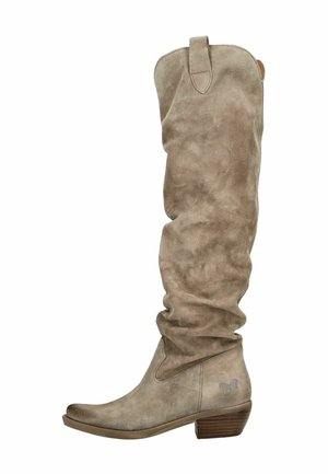 Bottines en suédine beige, montantes et décontractées, avec un bout pointu, un talon contrasté et un petit logo décoratif sur le côté. Finition texturée.