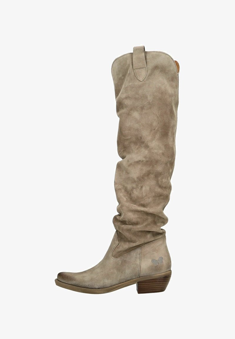 Stivale in suede beige, alto fino al ginocchio, dal design morbido, con punta affusolata, tacco a contrasto e piccolo logo decorativo sul lato. Finitura testurizzata.