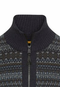 Marineblauwe ritssweater met een geribbelde kraag, voorzien van een gemusterd lijf in tinten blauw, bruin en grijs. Geweven textuurontwerp over het geheel.