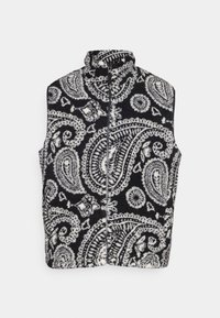 Gilet in pile bianco e nero caratterizzato da un motivo paisley, colletto alto e chiusura zip frontale. Tessuto morbido con design senza maniche.