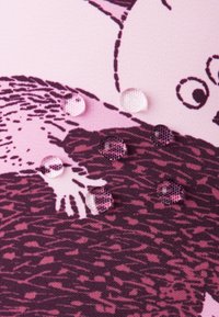 Textil mit pinkfarbenem Hintergrund und dunkelpinkem Muster, das deutliche Wassertropfen auf der Oberfläche zeigt. Enthält eine markante Handillustration.
