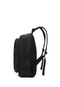 Zaino nero con design imbottito, due scomparti con zip, tasca laterale in rete e spallacci regolabili. Texture liscia con accenti minimi.