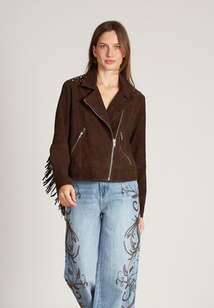 Bruine suède cropped jack met een notch kraag, ritsen, gestudeerde schouders en franjes, gecombineerd met lichtblauwe geborduurde jeans.