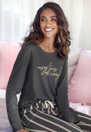 Langarm dunkelgraues Shirt mit goldener Schreibschrift, kombiniert mit gestreiften Schlafanzughosen. Weicher Stoff, lockere Passform und lässiges Design.