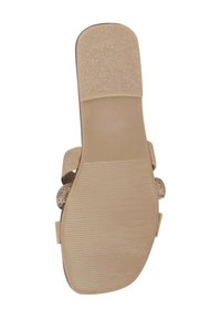 Sandale beige avec une semelle texturée, ornée d'accents scintillants et de deux brides. La semelle est plate avec des rainures horizontales pour une meilleure adhérence.