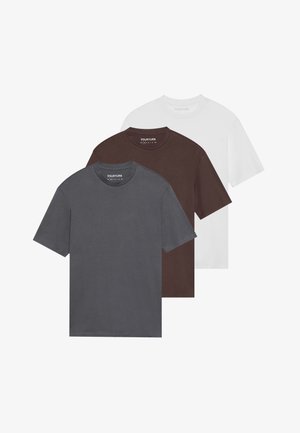 Drie crew-neck t-shirts: één grijs, één bruin, één wit. Allemaal met korte mouwen, gemaakt van soepele stof, en hebben een eenvoudig ontwerp.