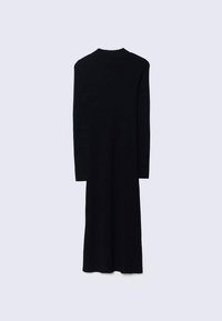 Abito a maglione nero a coste con maniche lunghe, collo alto e lunghezza midi. Tessuto liscio senza motivi o decorazioni visibili.