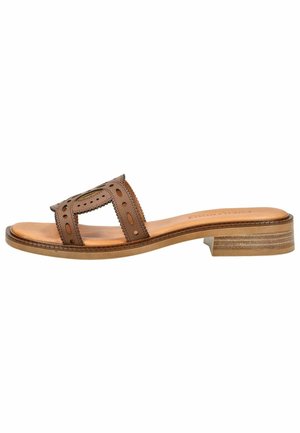 Brun læder-sandalsandal med udskåret stropdesign, lav stablet træhæl og glat sål.
