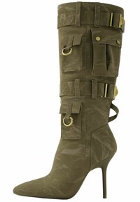 Knähöga olivgröna stövlar med spetsig tå, texturerat material, flera remmar, dekorativa fickor och detaljer i guldton.