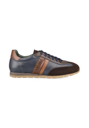 Herren-Sneaker mit niedrigem Schaft aus marineblauem Leder, braunem Wildleder an Zehen- und Fersenpartie, tannfarbenen Lederstreifen und dunklen Schnürsenkeln auf beiger Gummisohle.