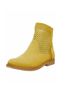 Żółty zamszowy botek do kostki z perforowaną cholewką, przeszyciami i płaską brązową gumową podeszwą.