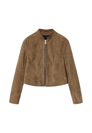 Brązowa krótka kurtka ze skóry zamszowej z długimi rękawami, zamkiem z przodu i małym stojącym kołnierzem na białym tle.