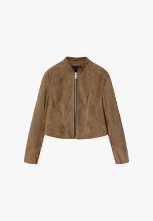 Brązowa krótka kurtka ze skóry zamszowej z długimi rękawami, zamkiem z przodu i małym stojącym kołnierzem na białym tle.