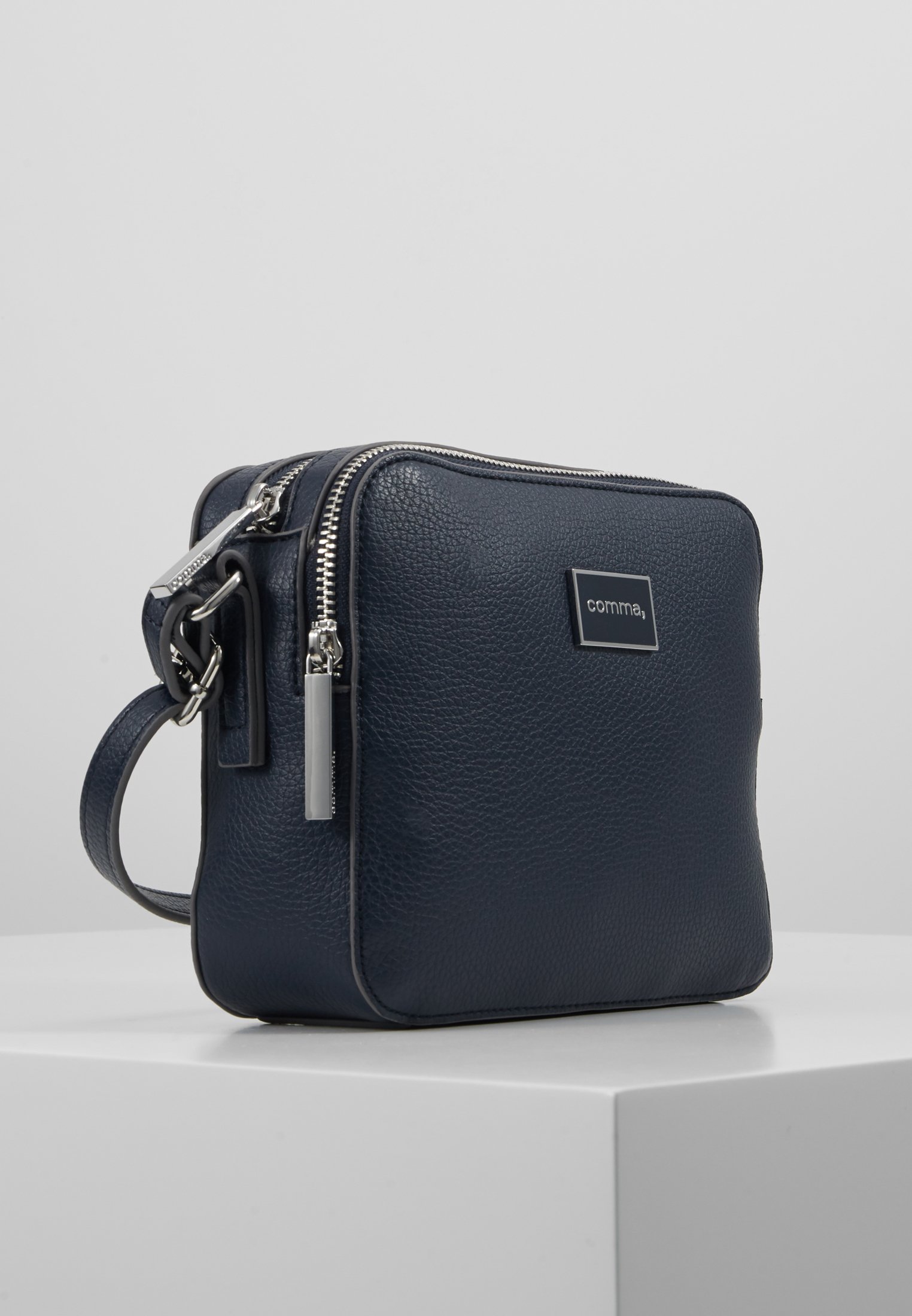 comma PURE ELEGANCE SHOULDERBAG Skulderveske darkblue comma PURE ELEGANCE SHOULDERBAG Skulderveske cognac