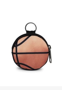 Okrągła saszetka na zamek błyskawiczny z grafiką koszykarską na fakturowanej powierzchni, z czarną obwódką i metalowym uchwytem na klucze.