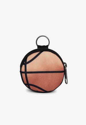 Ronde gesloten tas met een basketbalafbeelding op een textuur oppervlak, met een zwarte rand en een metalen sleutelhangerbevestiging.