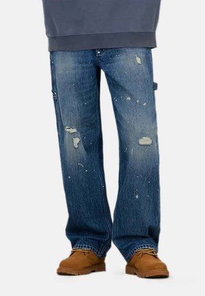 Jeans di denim in un blu sfumato con strappi usurati e macchie di vernice. Fit a gamba larga con un classico design a cinque tasche e un'etichetta laterale.