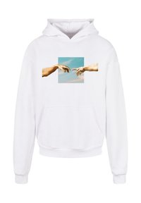 Hvid hættetrøje med et trykt grafik af to hænder, der rækker ud mod hinanden mod en blå himmel baggrund. Materialet ser blødt ud.
