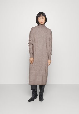 Vero Moda Petite VMKADEN HIGHNECK DRESS  - Φόρεμα-πουλόβερ - brown