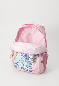 Rosa Kinderrucksack mit offenem Hauptfach und Fronttasche, die einen niedlichen Cartoonteddy zeigt, der ein Plüschtier hält.