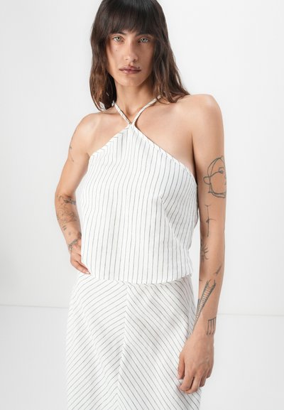 Ribadega halter-top valgest ja meresinises lotuses, millel on vabalt langev lõige. Omab ristsete disaini ja kerget kangast, mis on ideaalne sooja ilma jaoks.