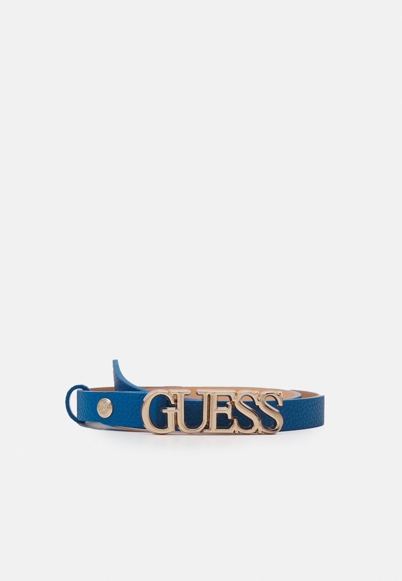 Ceinture en cuir bleu texturé avec une boucle logo "GUESS" en métal doré et un petit clou métallique rond sur le côté.