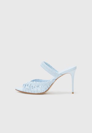 Világoskék magassarkú szandál, szőtt felső résszel, nyitott orral és széles pánttal a láb felett. Sima tapintás, vékony stiletto sarok.
