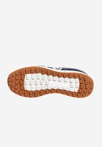 Suola della scarpa con una superficie in gomma testurizzata e lugs triangolari per una migliore trazione. La combinazione di colori include marrone, bianco e blu navy.