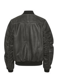 Fekete bőr bombázó dzseki bordázott gallérral és mandzsettákkal, sima textúrával és ráncolt oldalsó részletekkel. Hátsó nézet.