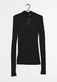 Langærmet sort turtleneck top, blødt materiale, tætsiddende design, glat tekstur, har et mærke ved halsudskæringen, minimalistisk stil.
