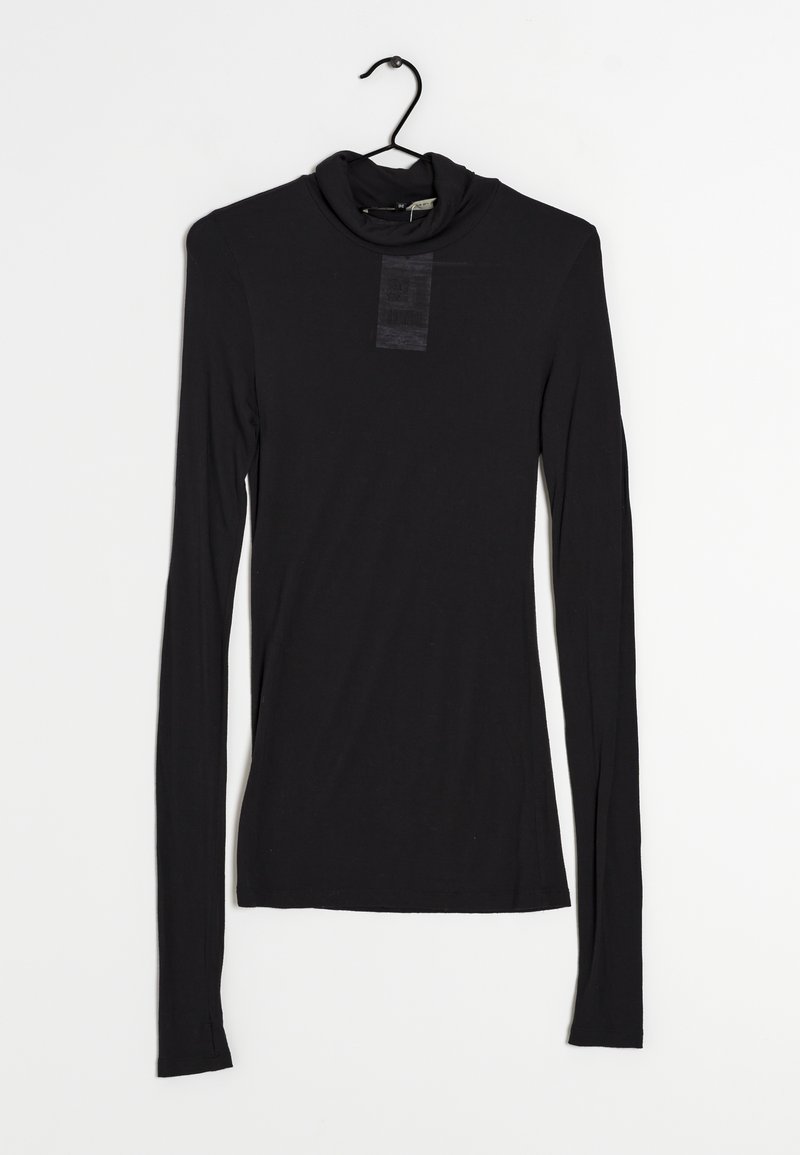 Langærmet sort turtleneck top, blødt materiale, tætsiddende design, glat tekstur, har et mærke ved halsudskæringen, minimalistisk stil.