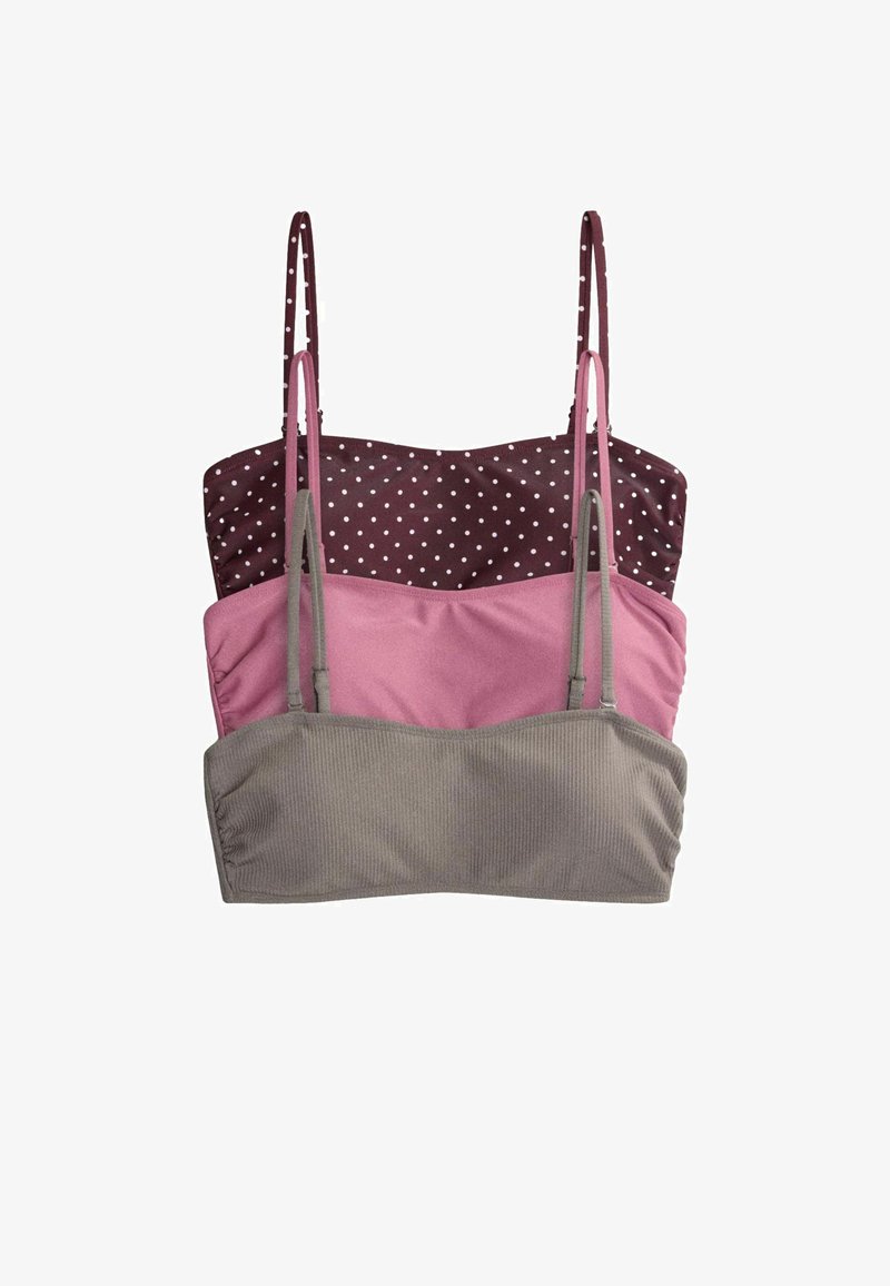 Trois crop tops pour femmes avec fines bretelles empilés verticalement ; le haut est marron à pois blancs, le milieu rose, le bas en tissu côtelé gris.