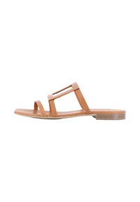 Sandalia deslizante de cuero marrón con tres correas, diseño de punta abierta, tacón plano y textura suave. Minimalista, con detalles sutiles en las correas.