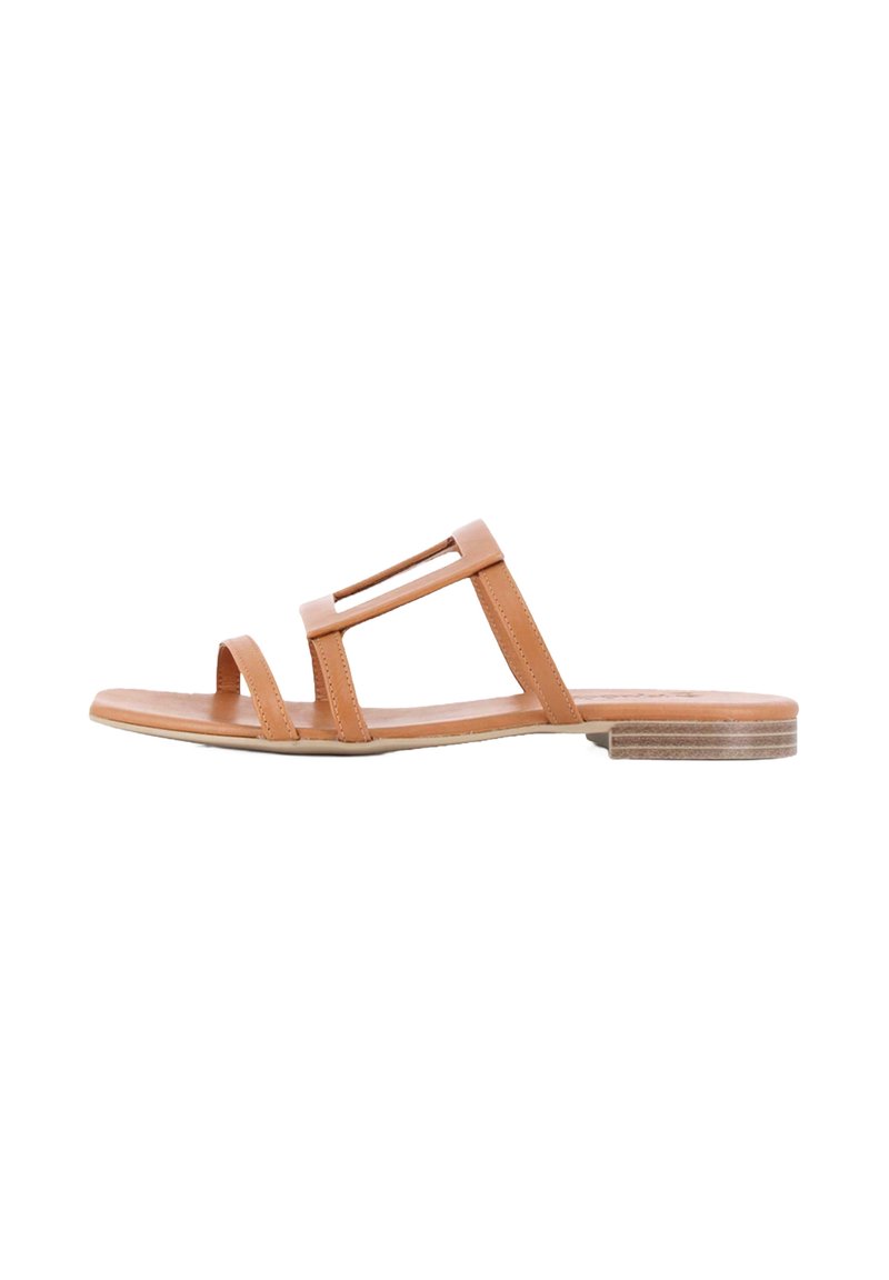 Sandalia deslizante de cuero marrón con tres correas, diseño de punta abierta, tacón plano y textura suave. Minimalista, con detalles sutiles en las correas.