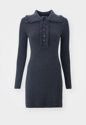 Vestido de canalé azul oscuro con un cuello deshilachado, tapeta de cinco botones y mangas largas, presentado en un material de punto texturizado.
