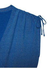 Blauw gebreid top met een glanzende textuur, met verzamelde schouders en trekkoorden, en een diep V-hals ontwerp.