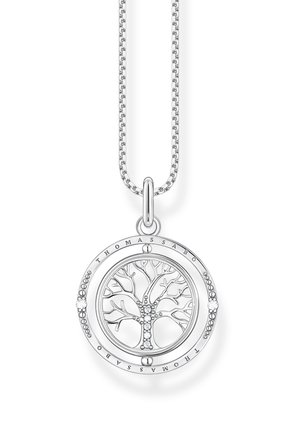 Silberne Halskette mit einem runden Anhänger, der ein Baumdesign zeigt, verziert mit kleinen klaren Steinen und der Aufschrift "THOMAS SABO" am Rand.